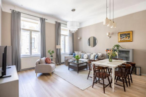 Charming Central Dream Home & Retreat by Prestige Homes Budapest